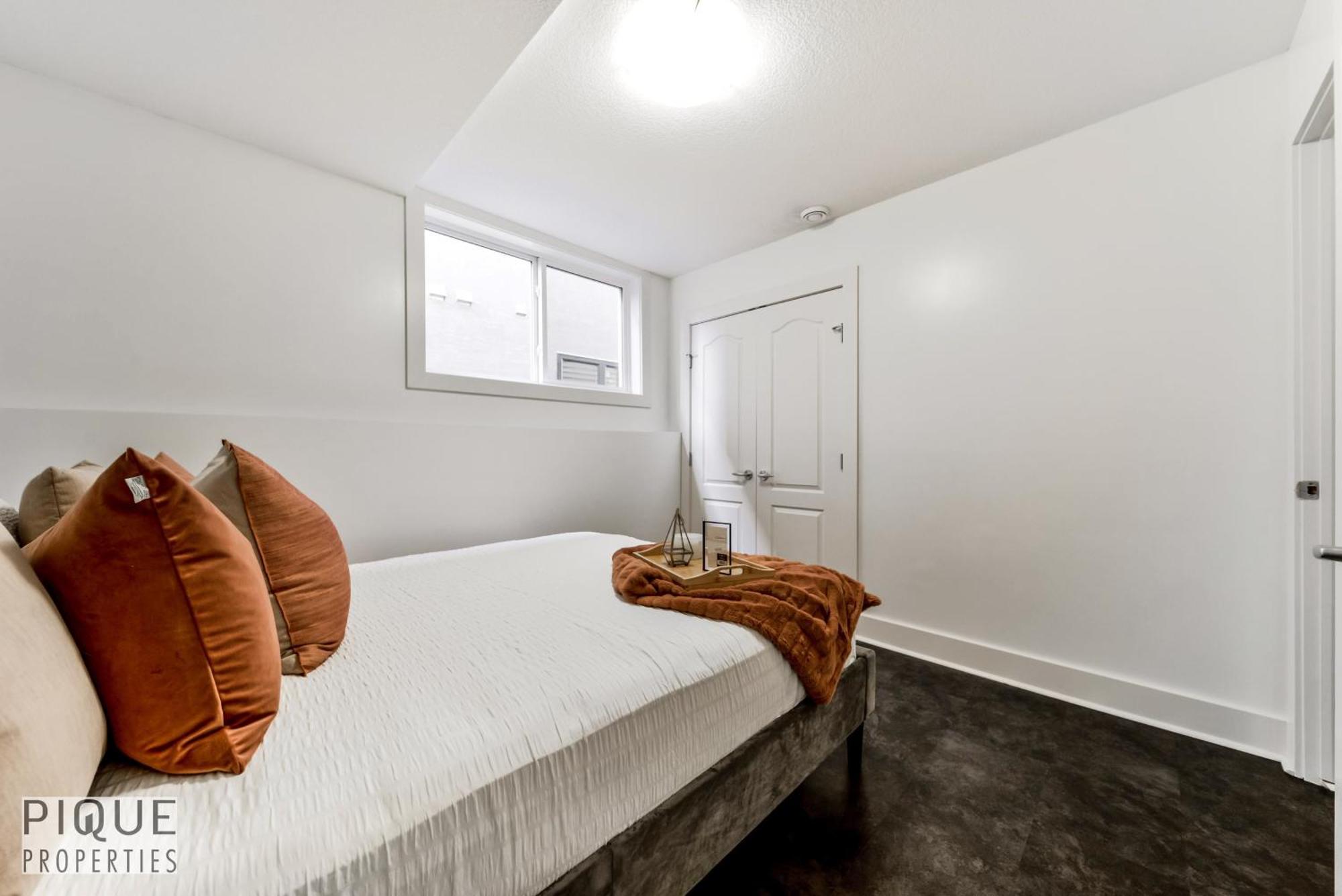 Stunning Modern Suite - King Bed - Free Parking & Netflix - Fast Wi-Fi - Long Stays Welcome Edmonton Kamer foto